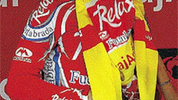 <b>FELIZ.</B> José Manuel Maestre se enfunda el maillot amarillo de líder.