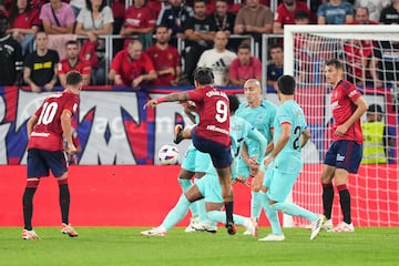 1-1. Chimy Ávila, desde la frontal del área, saca un latigazo con la zurda para anotar el primer tanto rojillo. El balón toca en el palo derecho de Marc-André ter Stegen antes de entrar en la portería.