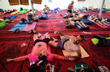Los participantes descansan en el campamento después del final de la Etapa 3 de la 13ª edición de Titan Desert 2018 entre Alnif y Rissani, en el centro de Marruecos