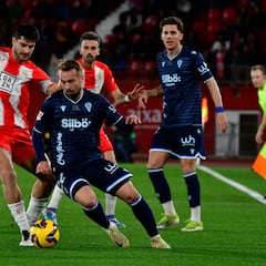 Un polémico penalti irrita al Cádiz y deja líder al Almería