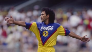 Hugo Sánchez durante un partido con el América