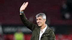 MANCHESTER, ENGLAND - SEPTEMBER 08: Imanol Alguacil, Head Coach of Real Sociedad acknowledges the fans following their sides victory the UEFA Europa League group E match between Manchester United and Real Sociedad at Old Trafford on September 08, 2022 in Manchester, England. (Photo by Jan Kruger - UEFA/UEFA via Getty Images)