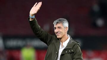 MANCHESTER, ENGLAND - SEPTEMBER 08: Imanol Alguacil, Head Coach of Real Sociedad acknowledges the fans following their sides victory the UEFA Europa League group E match between Manchester United and Real Sociedad at Old Trafford on September 08, 2022 in Manchester, England. (Photo by Jan Kruger - UEFA/UEFA via Getty Images)