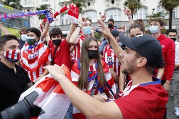 Algunos aficionados del Atltico de Madrid se acercaron a la fuente madrile?a de Neptuno para celebrar el ttulo de Liga conseguido.