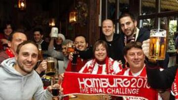 <b>LA SONRISA DEL TRIUNFO. </b> Miembros de la peña Centuria Germana en Hannover, donde acudieron 210 para animar al Atlético.