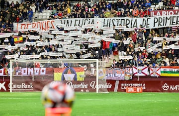 LOGROÑO, 02/11/2023.- Afición del Logroñés en el partido de la primera eliminatoria de la Copa del Rey entre la Unión Deportiva Logroñés y el Valencia Estadio, celebrado este jueves en el Estadio de Las Gaunas en Logroño. EFE/ Raquel Manzanares
