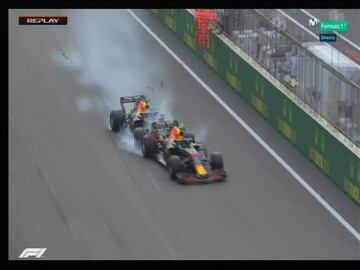 Momento del choque entre Max Verstappen y David Ricciardo, ambos pilotos de Red Bull 