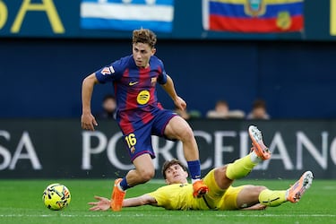 Fermín controla el balón. 