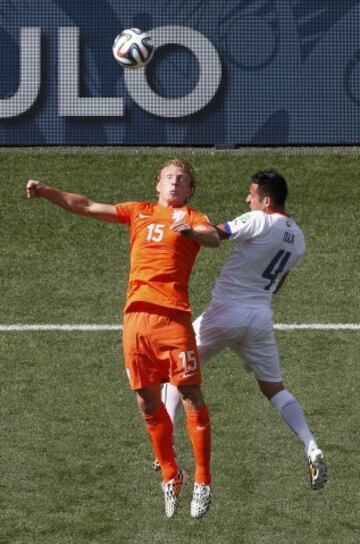 Dirk Kuyt y Mauricio Isla.