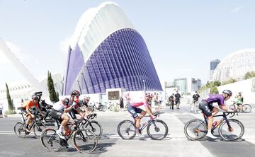 Los ciclistas pasando al lado de la Ciudad de las Artes y las Ciencias