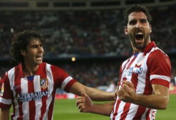 Raúl García celebra con Tiago un gol al Valencia durante la Copa del Rey de 2014.
