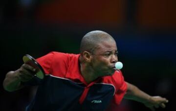 Suraju Saka jugador del Congo durante un partido de tenis de mesa