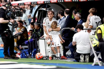 Impresionante despedida de la afición a Luka Modric durante su último cambio en el Bernabéu. En la foto, Modric rodeado de su familia. 