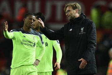 Liverpool's German manager Jurgen Klopp speaks with Liverpool's Dutch midfielder Georginio Wijnaldum, who missed a good late chance, as they leave the pitch.