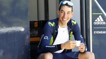 V&iacute;ctor de la Parte toma un caf&eacute; durante la primera jornada de descanso del Giro de Italia 2017.