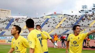 <b>CELEBRACIÓN. </b>Javi Guerrero celebra con Darino el tercer gol de la Unión Deportiva ayer. Álvaro, Jorge y Rondón le acompañan.