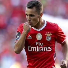 El Valencia se suma al interés del United y City por Grimaldo