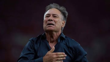 Argentina&#039;s Independiente coach Ariel Holan celebrates after his team wins the 2017 Sudamericana Cup championship at the Maracana stadium in Rio de Janeiro, Brazil, on December 13, 2017.  / AFP PHOTO / MAURO PIMENTEL