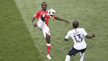 Pione Sisto controla el bal&oacute;n ante la presencia de Kant&eacute; en el partido entre Dinamarca y Francia.