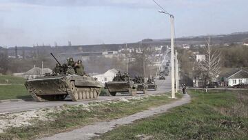 Kharkiv (Ukraine), 22/04/2022.- A handout still image taken from handout video made available by the Russian Defence ministry press-service shows Russian servicemen drive on their armoured personnel carrier (APC) during Russian offensive operation in Kharkiv region, Ukraine, 22 April 2022. On 24 February Russian troops had entered Ukrainian territory in what the Russian president declared a 'special military operation', resulting in fighting and destruction in the country, a huge flow of refugees, and multiple sanctions against Russia. (Rusia, Ucrania) EFE/EPA/RUSSIAN DEFENCE MINISTRY PRESS SERVICE/HANDOUT HANDOUT EDITORIAL USE ONLY/NO SALES