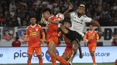 Futbol, Colo Colo vs Cobreloa.
Fecha 8, Campeonato Nacional 2024.
El jugador de Colo Colo Arturo Vidal, derecha, disputa el balon contra Jorge Espejo de Cobreloa durante el partido de primera division disputado en el estadio Monumental en Santiago, Chile.
15/04/2024
Jonnathan Oyarzun/Photosport

Football, Colo Colo vs Cobreloa.
8nd turn, 2024 National Championship.
Colo Colo's player Arturo Vidal, right, vies the ball against Jorge Espejo of Cobreloa during the first division match held at the Monumental stadium in Santiago, Chile.
15/04/2024
Jonnathan Oyarzun/Photosport