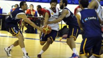 Llull y Sergio Rodr&iacute;guez, durante el entrenamiento de la selecci&oacute;n en Magari&ntilde;os.