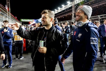 El DJ Martin Garrix con el piloto Daniel Ricciardo.
