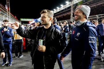 El DJ Martin Garrix con el piloto Daniel Ricciardo.