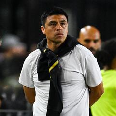 Gonzalo Pineda levanta la mano para dirigir a los Pumas