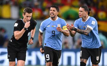 AL WAKRAH, QATAR - DECEMBER 02:  Luis Suarez and Darwin Nunez of Uruguay protest to Referee Daniel Siebert after awarding a penalty to Ghana after the video assistant referee review the during the FIFA World Cup Qatar 2022 Group H match between Ghana and Uruguay at Al Janoub Stadium on December 02, 2022 in Al Wakrah, Qatar. (Photo by Stu Forster/Getty Images)