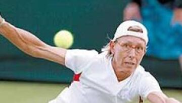 <b>REINA TERMINATOR.</b> Brazos como cables de acero: Martina, reina de Wimbledon, firma una volea de libro.