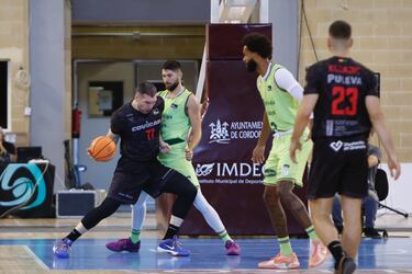 Kravish y Pérez sostienen la corona del Unicaja