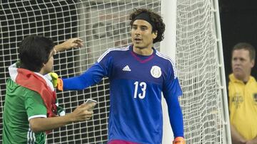 Aficionado se toma &acute;selfie&acute; con Ochoa en pleno juego de M&eacute;xico