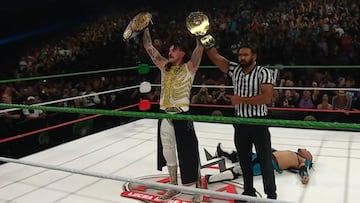 Dominik Mysterio festeja con sus dos campeonatos después de derrotar al Hijo del Vikingo.