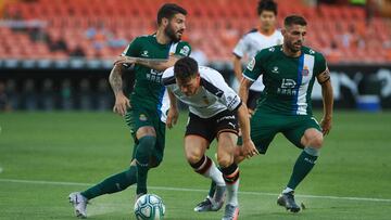 Kevin Gameiro of Valencia and David Lopez of Espanyol during the la La Liga Santander mach between Valencia and RCD Espanyol at Mestalla Stadium, on July 16, 2020 in Valencia, Spain
 Maria Jose Segovia / AFP7
 16/07/2020 ONLY FOR USE IN SPAIN