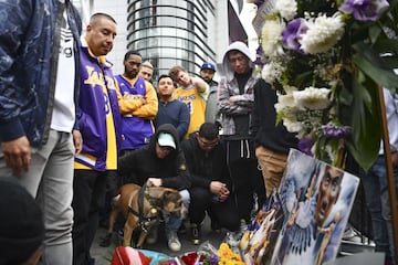 Seguidores de los Los Angeles Lakers y del mundo del baloncesto en general se han reunido en los alrededores del Staples para dar el último adiós a Kobe.