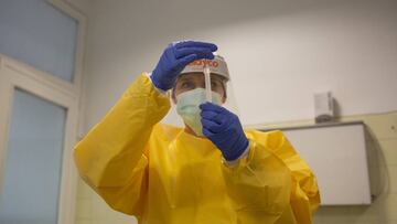 Una sanitaria sostiene uno de los test rápidos de antígenos de detección de coronavirus que durante la jornada de hoy ha utilizado en el Centro de Atención Primaria CAP Manso, en Barcelona, Catalunya (España), a 21 de octubre de 2020.Desde el pasado lunes 19 de octubre, se llevan realizando test de antígenos de COVID-19 en Catalunya, principalmente en los Centros de Atención Primaria (CAP), pero también en hospitales alejados de los núcleos urbanos catalanes.
21 OCTUBRE 2020;COVID10;CORONAVIRUS;CATALUNYA;CAP MANSO;ANTIGENOS;PCR
David Zorrakino / Europa Press
21/10/2020
