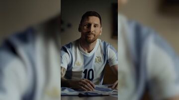 La prenda, que homenajea el diseño clásico de 1974, incorpora el escudo en laureles y tres estrellas, marcando un aniversario especial para la selección argentina.