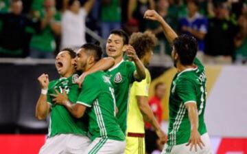 Los jugadores de México celebran después del gol de 'Tecatito' Corona.