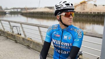 El ciclista belga del Veranda&#039;s Willems Michael Goolaerts posa con el maillot del equipo antes de una carrera.