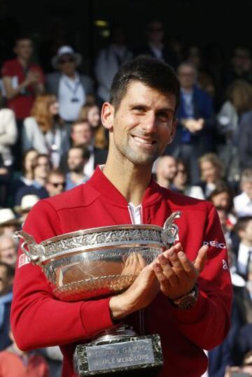 Novak Djokovic con su primer trofeo de Roland Garros.