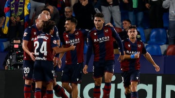 Los jugadores del Levante celebran un gol.
