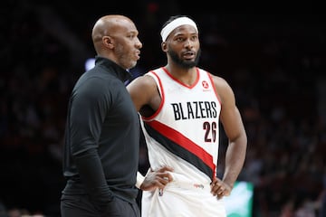 Justise Winslow (Portland Trail Blazers) junto a Chauncey Billups, su entrenador== FOR NEWSPAPERS, INTERNET, TELCOS & TELEVISION USE ONLY ==