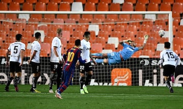 1-3. Leo Messi marca el tercer gol tras un lanzamiento de falta directa.