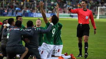 Marcelo Martins de Bolivia celebra con sus compa&ntilde;eros un gol ante Argentina el 28 de marzo de 2017.