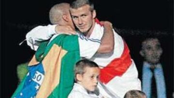 <b>EL ADIÓS. </b>Beckham y Roberto Carlos se despidieron de los madridistas en el Bernabéu.