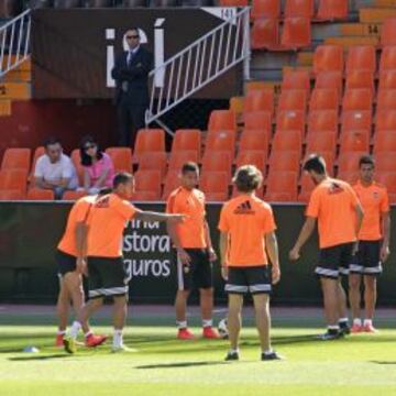 LIM PRESENCIÓ EL ENTRENAMIENTO. El magnate de Singapur llegó el viernes a Valencia y ayer se personó en Mestalla para asistir al último entrenamiento de los de Nuno. Lim entró al vestuario para desarles suerte.