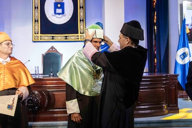 Momento en que Rafa Nadal recibe el birrete académico durante la ceremonia presidida por el Rectorado de la Universidad Politécnica de Madrid, con la participación del rector Óscar García Suárez y del profesor Javier Durán como padrino de la investidura.