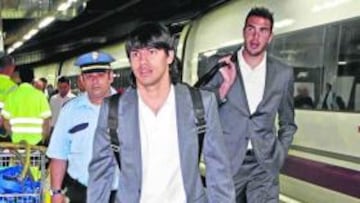 <b>EN LA ESTACIÓN. </b>Agüero y Roberto, dos de los grandes protagonistas hoy, a su llegada ayer a Barcelona.
