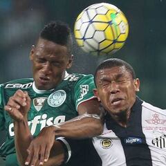 Mina se gana el respeto en Brasil con goles en clásicos